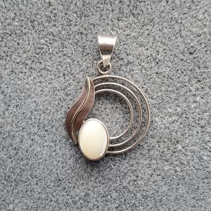 Somerset Mexico Mother of Pearl Pendant.